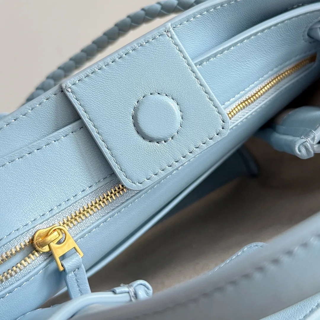 Batch 1960 Bottega Veneta's new SmallAndiamo | 🌞The best solution for summer relaxation! 🌾 Straw + leather splicing, natural materials collide with exquisite craftsmanship, and it has a sense of relaxation during the southern French holiday. It is suitable for daily commuting and weekend vacations. It is very stylish when you carry it with you. 💼 The practical capacity is amazing. It can easily store mobile phones, card holders, and powder compacts. The top opening and closing design makes it easy to access items and protects privacy. The whole is not redundant or cramped. It is a concrete interpretation of "less is more"! Unique woven texture + iconic gold buckle, low-key and high-end recognition, take it to the streets and turn heads when you put it on your back, as if you have brought lazy fashion into your life. BV’s new season aesthetics, fashionable and refined, come and take away this sense of relaxation~SmallAndiamo will become a high-end symbol in your style wardrobe that will never fade! Style number: 827478 (743568) Size: 25*20*10cm